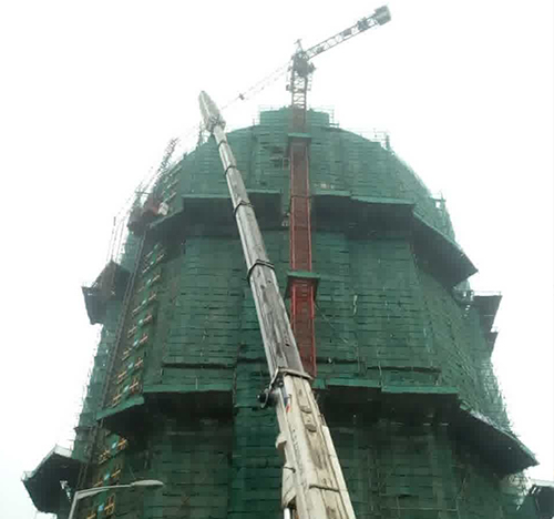 高县吊车在工地上作业